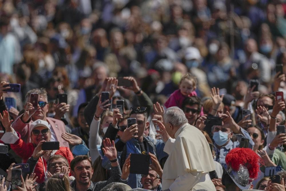 Pope makes Easter plea for Ukraine peace, cites nuclear risk